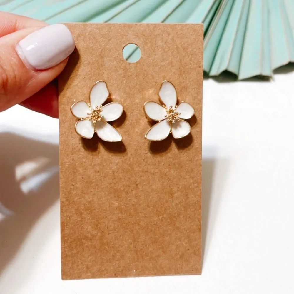 White flower stud earrings S38 - Picture 1 of 4